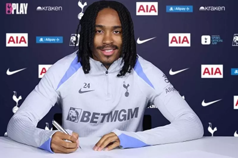 توتنهام يمدد عقد دجيد سبنس للمرة الثانية في عام واحد